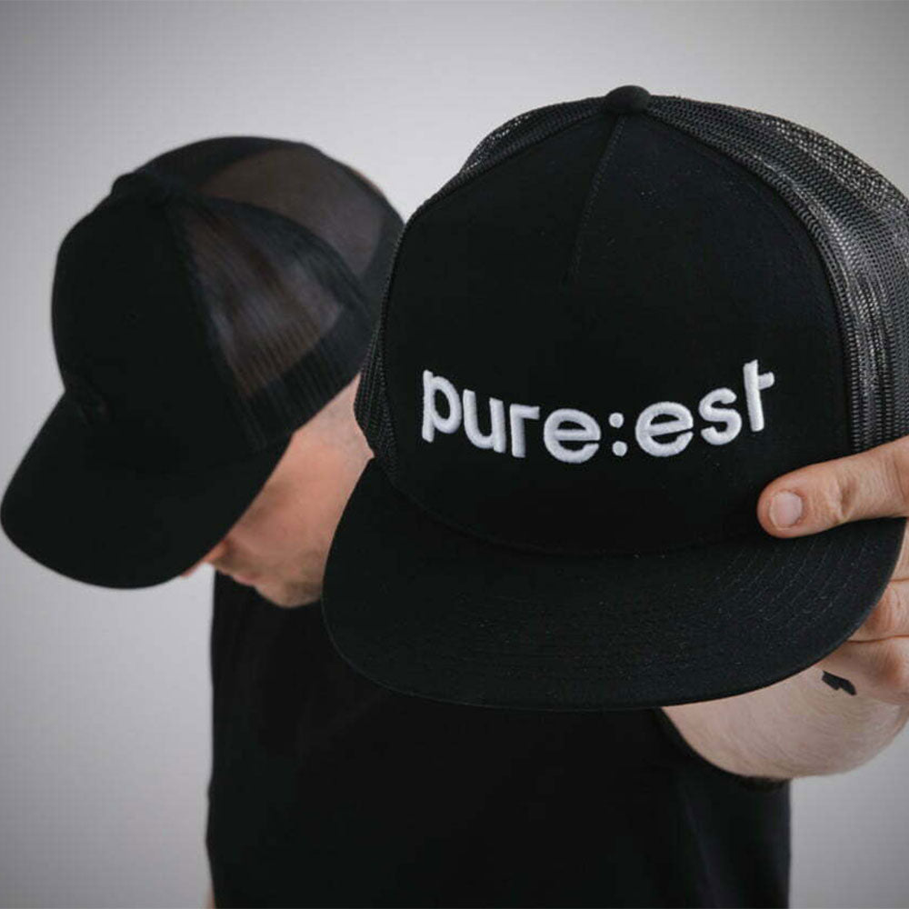 PURE:EST kapa sa šiltom